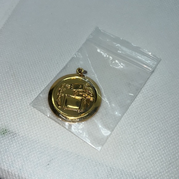 VINTAGE TECHNOLOGY TV PRODUCTION PENDANT CHARM GOLD TONE - Picture 9 of 10